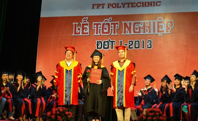 TS Lê Trường Tùng - Hiệu trưởng ĐH FPT trao bằng cử nhân chính qui của các sinh viên tốt nghiệp. Ảnh Xuân Trung